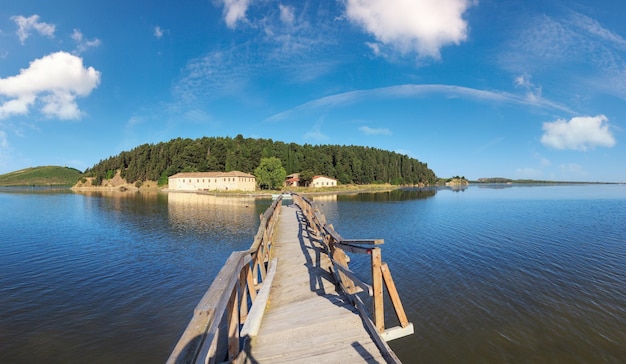 Houten verwoeste brug naar het geïsoleerde klooster van Saint Mary op het eiland Zvernec Narta Lagoon Vlore Albanië