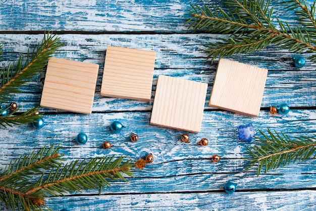 Houten vierkanten voor uw datum Nieuwjaar bovenaanzicht blauwe achtergrond vuren tak bovenaanzicht plaats kopiëren