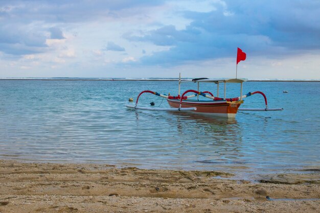 Houten visboot van het strandmening