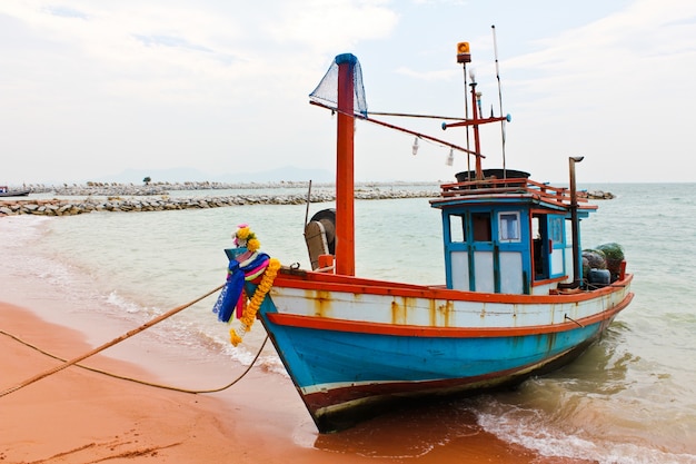 Houten vissersboot op het strand.