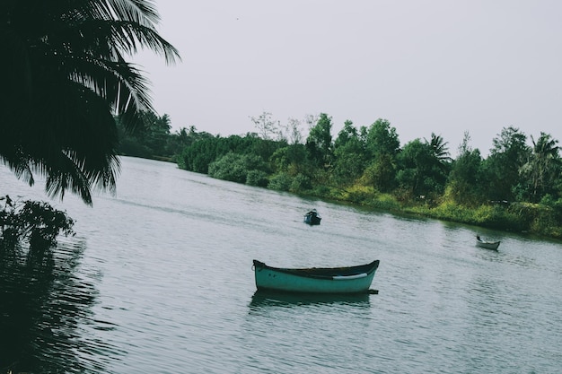 Houten vissersboten drijvend in de rivier Mangalore India