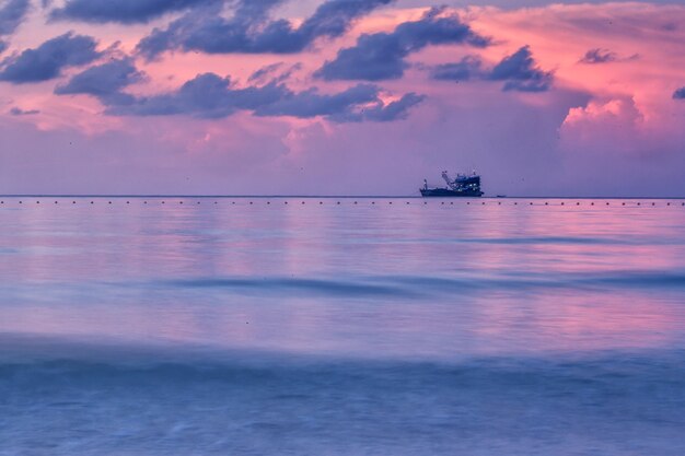 Houten vissersboten op het zeestrand in de ochtendzonsopgang