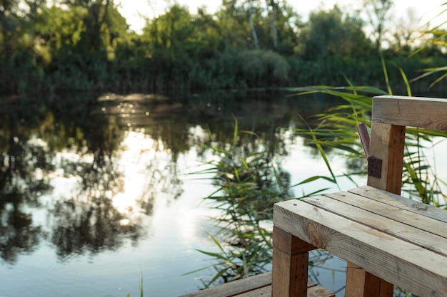 Houten vissersbrug uit de buurt van de rivierplaats om te vissen en te zwemmen