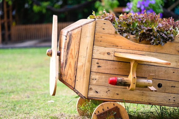 Houten vliegtuigdecoratie in de tuin