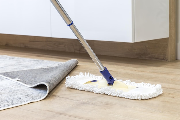 Houten vloer met wit dweil schoonmaakserviceconcept