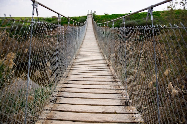 Foto houten voetgangersbrug op land tegen de lucht