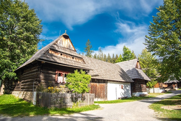 Houten volksmuseum in Zuberec-dorp, Slowakije. Skanzen van het dorp Orava.