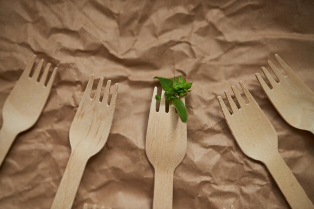 Houten vorken op een achtergrond van verfrommeld papier Eco houten pluggen