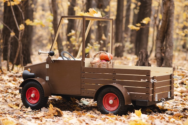 Foto houten vrachtwagen voor kinderen in het herfstpark