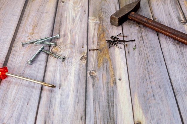 Houten werktafel met hamer, spijkers, schroevendraaier en schroeven