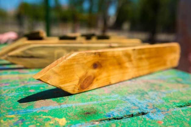 Houten wijzers op een metalen tafel