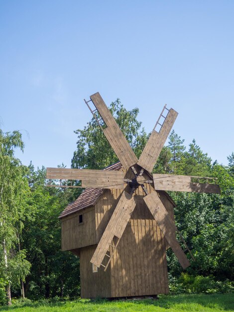 Houten windmolen in de zomer