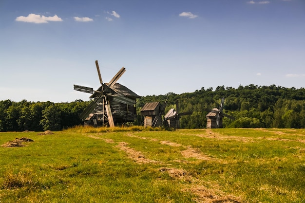 Houten windmolens in het dorp