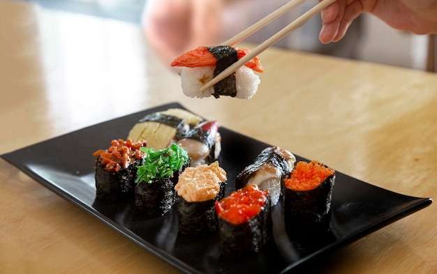 Houten winkelstok houdt sushi in a la cart Japanse gerechten
