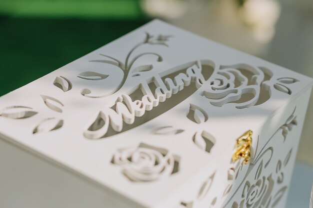 Foto houten witte doos voor huwelijksgeschenken
