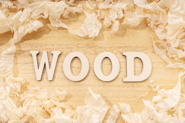 Houten woord of houten tafel en houtkrullen
