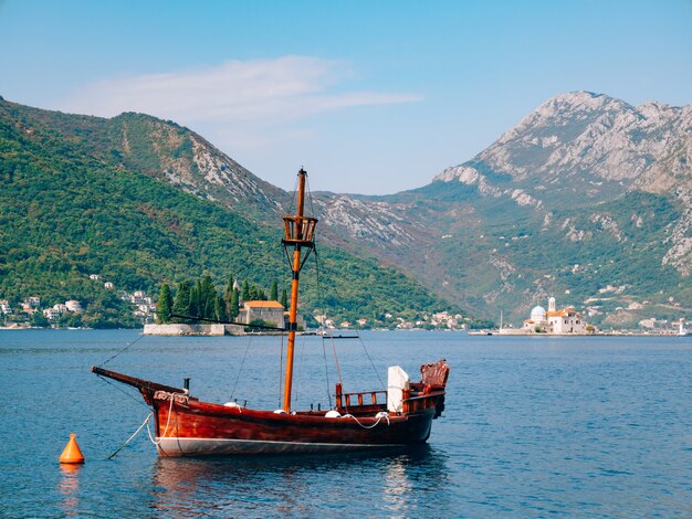 Houten zeilschip Montenegro baai van Kotor