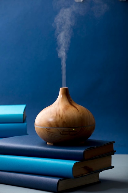 houtgeur op de bureautafel met natuurlijke oliën essentie damp, met blauw en groenblauw gekleurde boeken