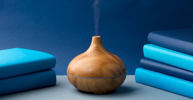 Houtgeur op tafel met natuurlijke oliën essentie damp, met blauw en groenblauw gekleurde boeken