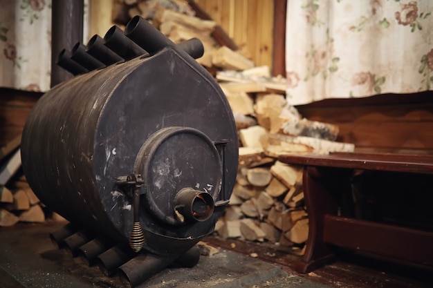 Houtkachel. Brandhout voor ovenverwarming. Magazijn voor brandhout voor de kachel.