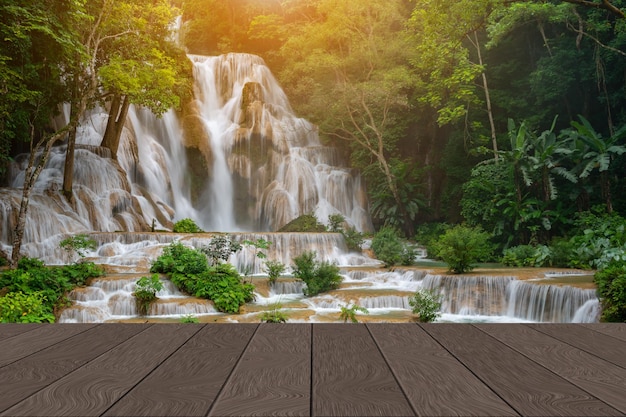 Foto houtplank perspectief kuangsi luangprabang waterval achtergrond