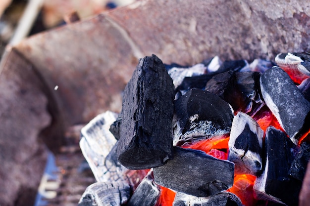 Houtskool en vuur in BBQ-grill.