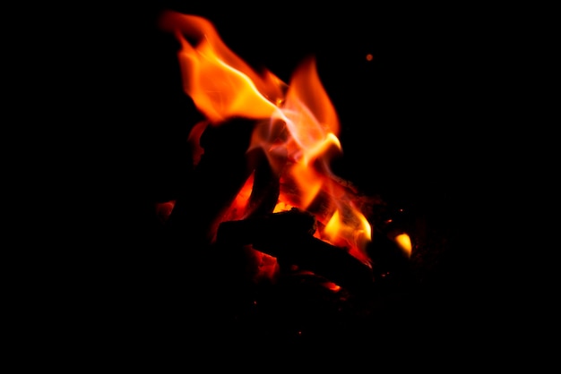 Houtskool verbranden in een ijzeren kachel voor huisverwarming. rood gebrande houtskool en as om de kamer te verwarmen.