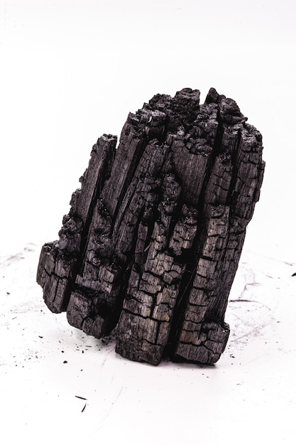 Houtskoolsteen gebruikt als brandstof, gerecycled hout, geïsoleerd met kopie-ruimte