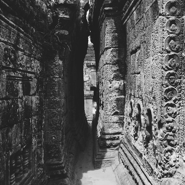 Foto houtsnijwerk op een historische tempel