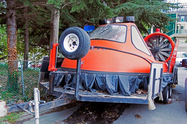 Photo a hovercraft in the street