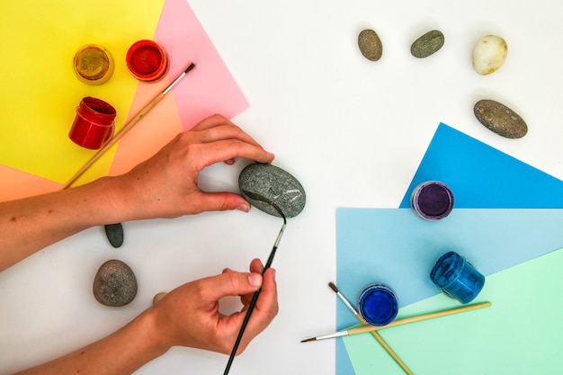 Photo how to draw a rainbow on a stone step by step