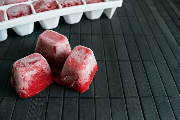 イチゴを凍らせる方法。イチゴのピューレを氷の形で凍結させる