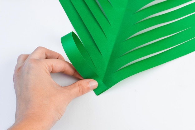 Как сделать креативную елку из цветной бумаги и клея своими руками. Концепция DIY. Пошаговая инструкция.