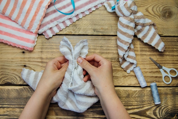 부활절 토끼 만드는 방법 장난감 수건 가위 실 DIY 개념 단계별 사진 지침 2 단계 토끼 귀 만들기