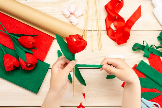 How to make a tulip flower out of paper and marshmallows at home