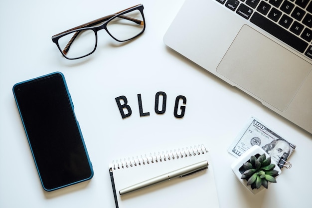 初心者向けのブログ ブログの始め方 ブログを収益化する方法 ラップトップでテーブルにブログを書く