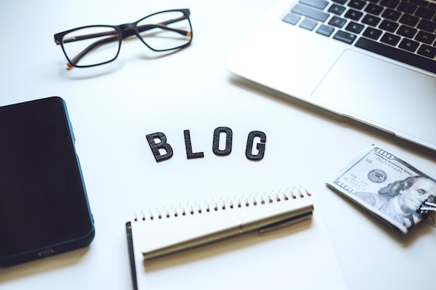 Foto come iniziare a bloggare sul blog per principianti modi per monetizzare la parola del tuo blog sul tavolo con il laptop