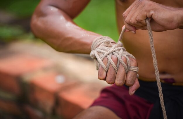 Come legare una corda a portata di mano di antica boxe ayutthaya thailandia