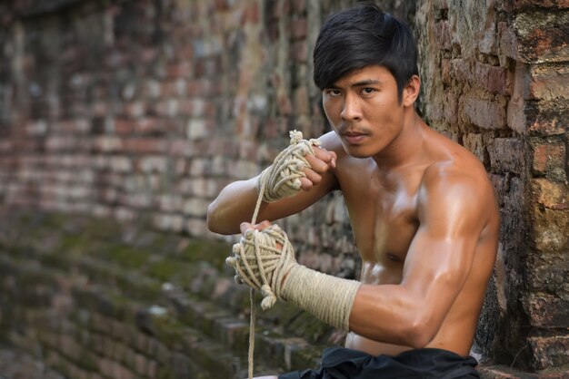 Come legare una corda a portata di mano dell'antica boxe ayutthaya thailandia