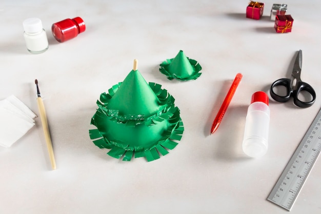 写真 子供と一緒にカラーペーパーから素敵なクリスマスツリーを作る方法ステップバイステップのdiyプロジェクトステップ8
