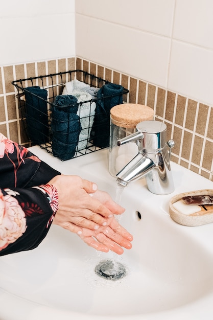 사진 코로나 바이러스를 예방하기 위해 손을 씻는 방법. 집에서 손을 씻는 여자
