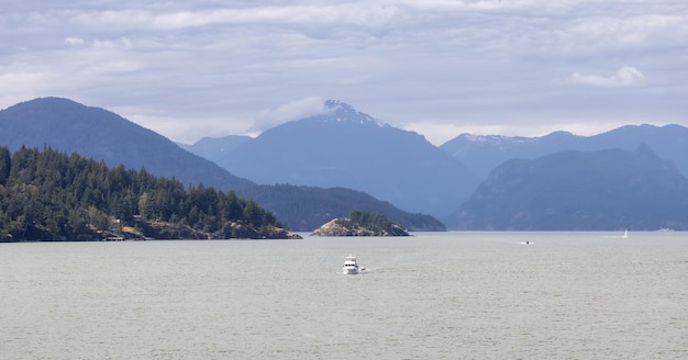 Howe sound-eilanden en Canadese berglandschap achtergrond