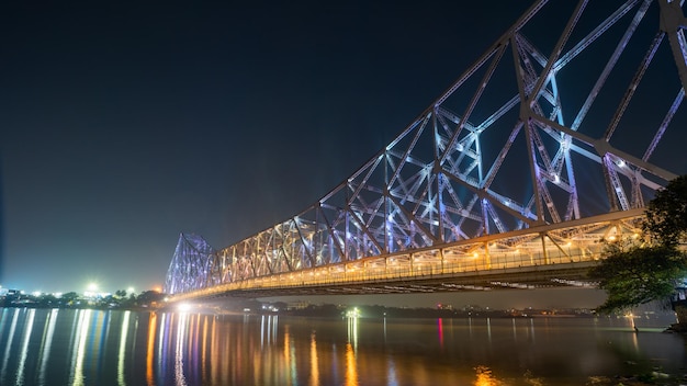 밤 하늘이 있는 Hooghly 강에 있는 Howrah 다리 인도 콜카타(Kolkata West Bengal)