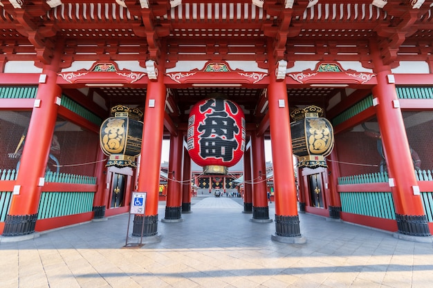 Hozomon-ingangspoort aan sensojitempel in Tokyo, Japan