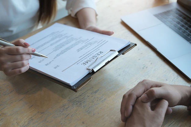 Hr audit hervat sollicitantpapier en interview met aanvrager voor selectie personeel aan bedrijf. bespreken sollicitatiegesprek concepten.