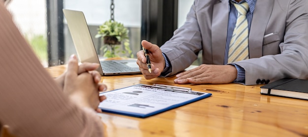 Foto il dipartimento delle risorse umane sta esaminando i curricula dei candidati al lavoro, i curricula sono documenti importanti per la domanda di lavoro. dovrebbe contenere curriculum, storia della formazione, istruzione, talento, abilità lavorative, ecc.