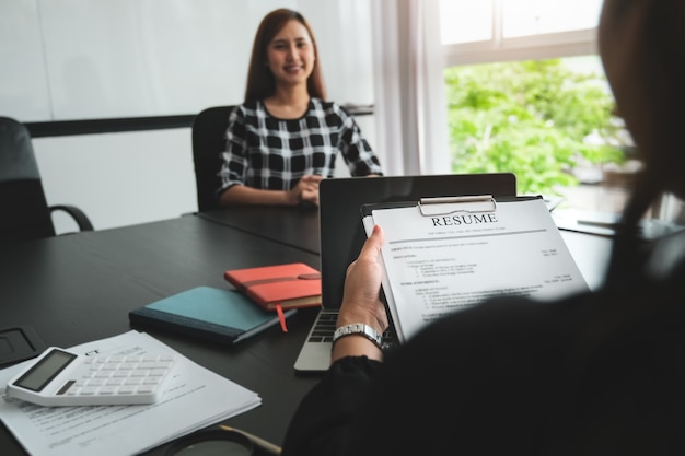 Foto colloquio di lavoro per discussioni sulle risorse umane con risposte di donne che fanno domanda per un lavoro.