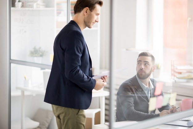 HR Manager in gesprek met werknemer