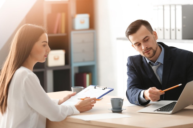 HR-manager interviewt jonge man op kantoor
