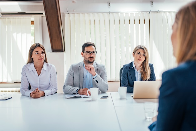 I gestori di hr intervistano il candidato di lavoro femminile.